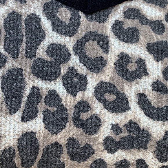 ❌DONATED❌Cherish Black Leopard Cheetah Print Contrast Thermal Top - Picture 6 of 9